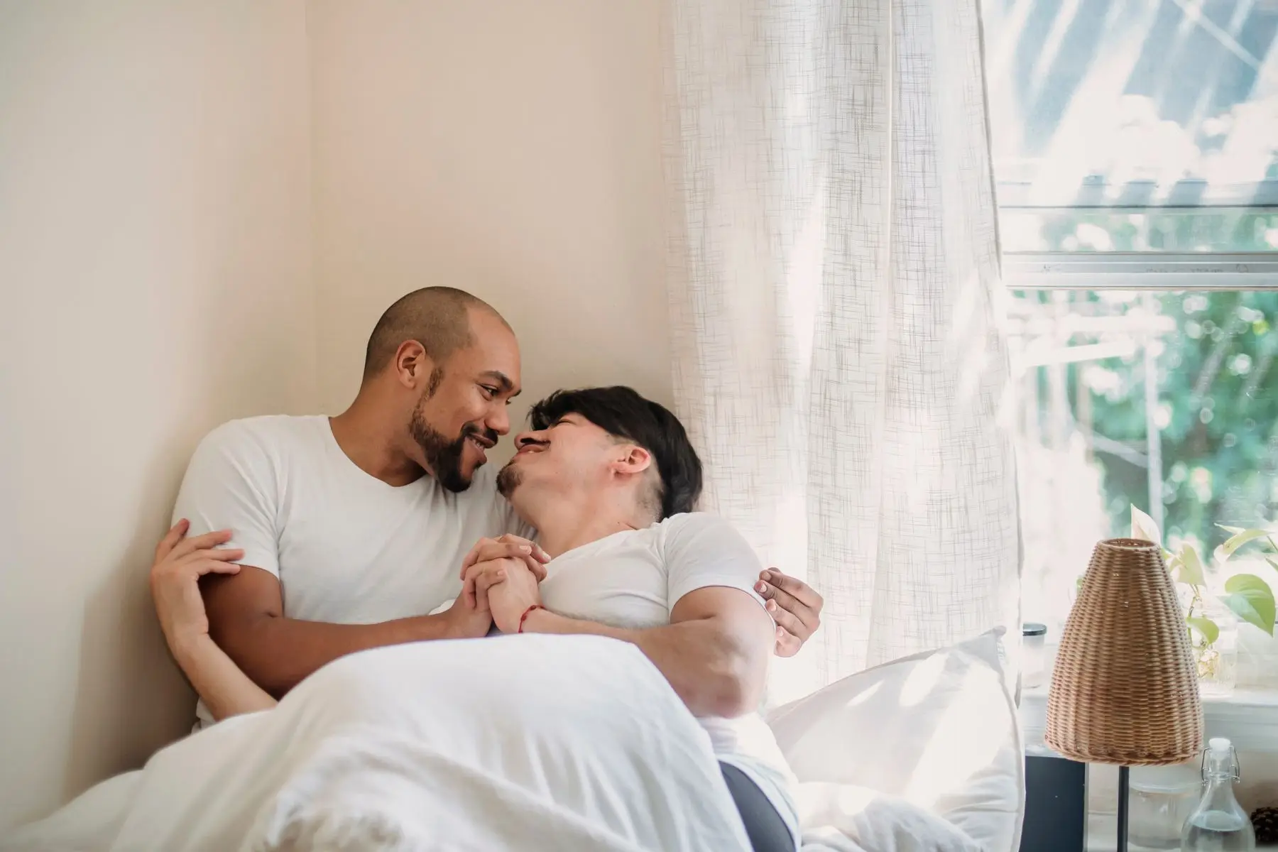 Paar kuschelt im Schlafzimmer